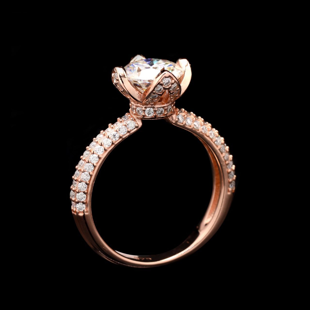 Round cut moissanite ring in silver